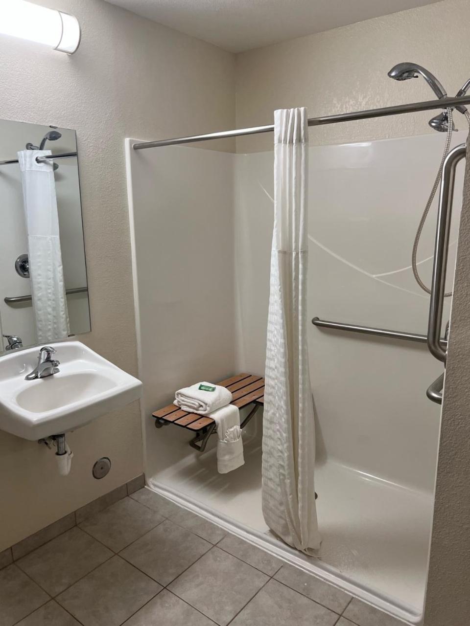 Grandstay Hotel & Suites Becker Екстериор снимка